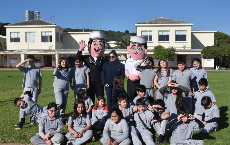 Colegio Vedruna de San Felipe visita la Academia Politécnica Naval