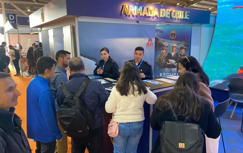 DELEGACIÓN DE LA ACADEMIA POLITÉCNICA NAVAL VISITÓ FIDAE 2024.