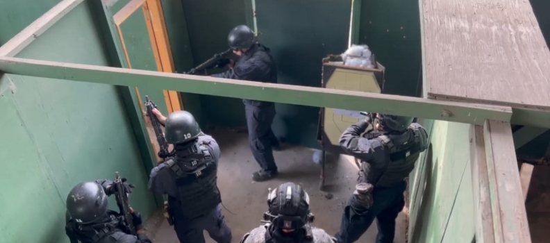 Alumnos de la Escuela de Fuerzas Especiales de la Academia Politécnica Naval realizan entrenamiento junto a Carabineros de Chile