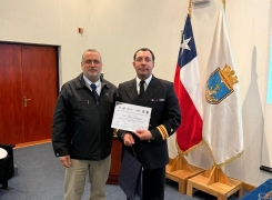 Jefe de la Escuela de Sanidad de la Academia Politécnica Naval realiza exposición sobre Implantología Avanzada en la Central Odontológica de Magallanes