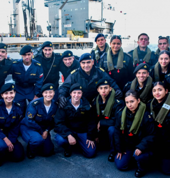Grumetes de la Academia Politécnica Naval realizan embarco profesional a bordo de la Fragata “Almirante Williams”