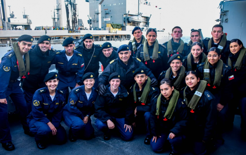 Grumetes de la Academia Politécnica Naval realizan embarco profesional a bordo de la Fragata “Almirante Williams”