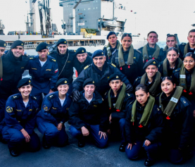 Grumetes de la Academia Politécnica Naval realizan embarco profesional a bordo de la Fragata “Almirante Williams”