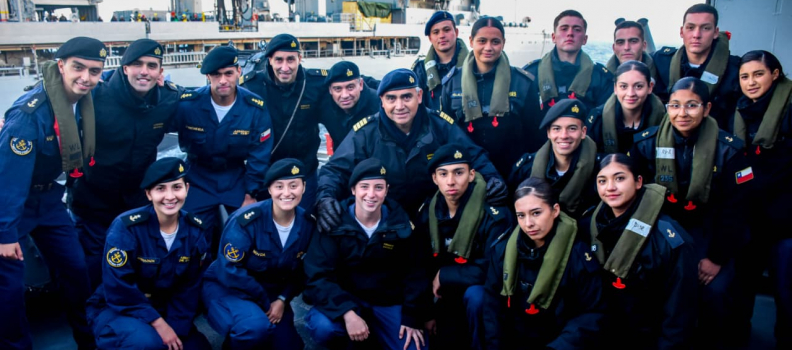 Grumetes de la Academia Politécnica Naval realizan embarco profesional a bordo de la Fragata “Almirante Williams”